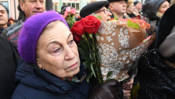 Жители Москвы на открытии памятника балерине Майе Плисецкой на улице Большая Дмитровка