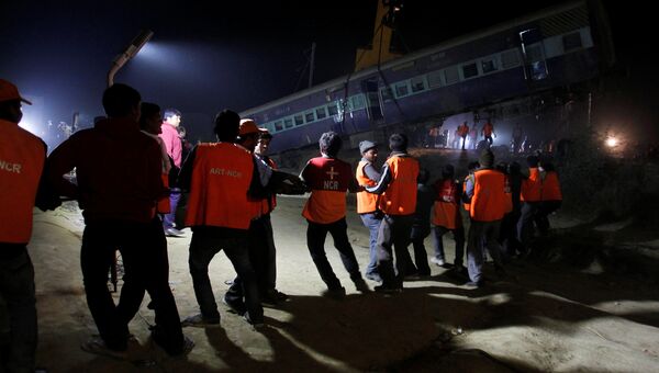 Спасатели на месте крушения поезда в штате Уттар-Прадеш, Индия