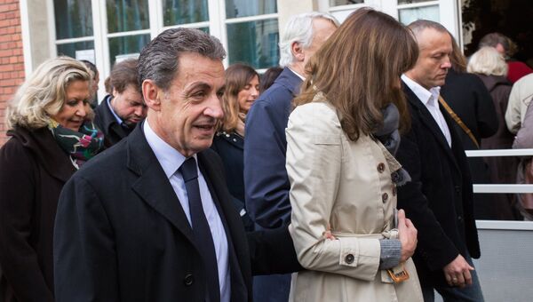Экс-президент Франции Николя Саркози с супругой Карлой Бруни-Саркози после голосования в первом туре праймериз правых и центристов в Париже. 20 ноября 2016