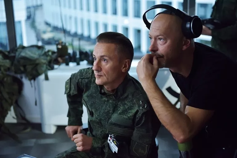 Актер Олег Меньшиков и режиссер Федор Бондарчук во время съемок фильма Притяжение Актер Олег Меньшиков и режиссер Федор Бондарчук во время съемок фильма Притяжение