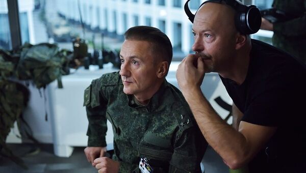 Актер Олег Меньшиков и режиссер Федор Бондарчук во время съемок фильма Притяжение. Архивное фото