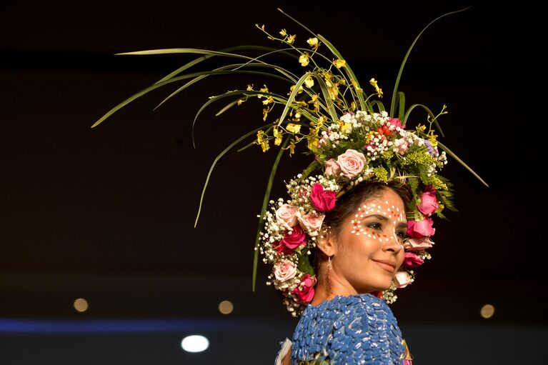 Модель во время показа BioFashion Show в Кали, Колумбия