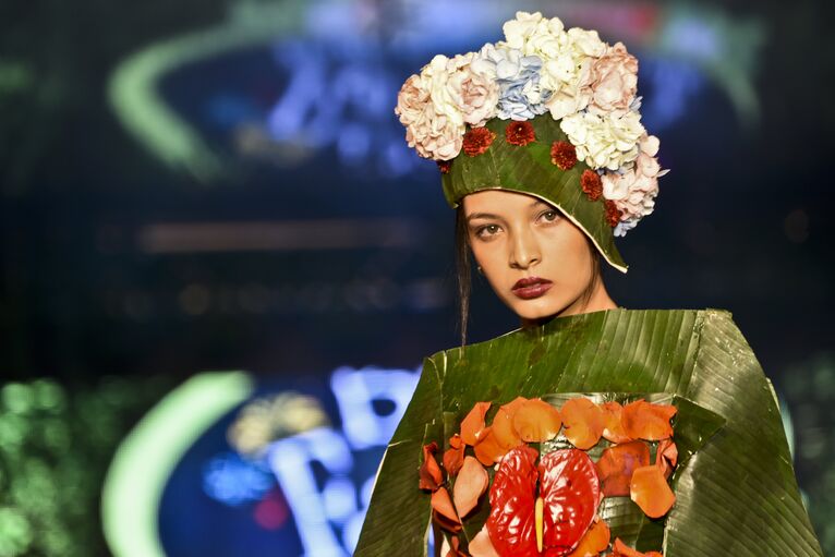 Модель во время показа BioFashion Show в Кали, Колумбия