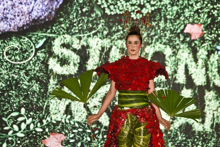 Модель во время показа BioFashion Show в Кали, Колумбия