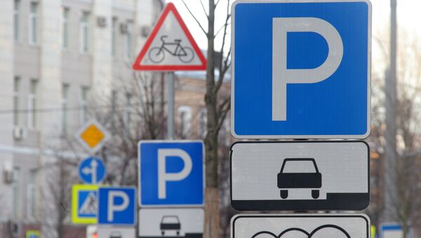 Знаки платной парковки на Неглинной улице в Москве. Архивное фото