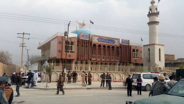 Афганские военные на месте взрыва у мечети в Кабуле, Афганистан. 21 ноября 2016