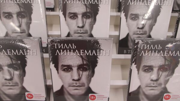 Презентация книги солиста группы Rammstein Тилля Линдеманна В тихой ночи. Лирика в Москве