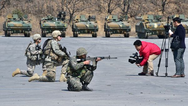 Телеоператор снимает солдат на полигоне Родригес в Пхочхоне, Южная Корея