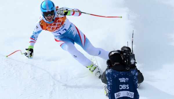 Маттиас Майер финиширует на соревнованиях по скоростному спуску в горнолыжном спорте среди мужчин во время зимней Олимпиады в Сочи
