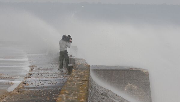 Телеоператор снимает шторм в Сен-Маркуф, Франция. Архивное фото