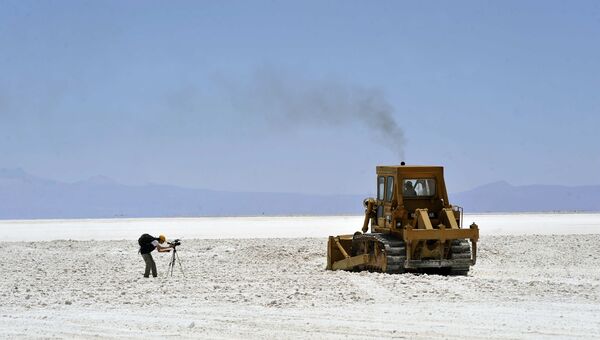 Кинооператор на высохшем соленом озере Уюни, Боливия