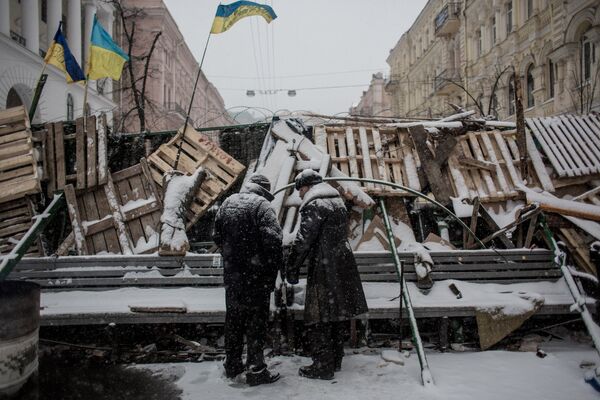 Баррикада сторонников евроинтеграции Украины на Майдане. Декабрь 2013 года Баррикада сторонников евроинтеграции Украины на Майдане. Декабрь 2013 года