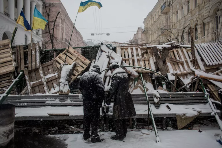 Баррикада сторонников евроинтеграции Украины на Майдане. Декабрь 2013 года Баррикада сторонников евроинтеграции Украины на Майдане. Декабрь 2013 года