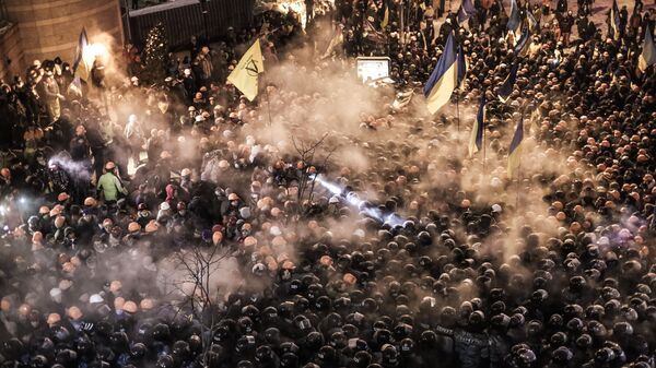 Сотрудники спецподразделения милиции Беркут и сторонники евроинтеграции на площади Независимости в Киеве. Декабрь 2013 года