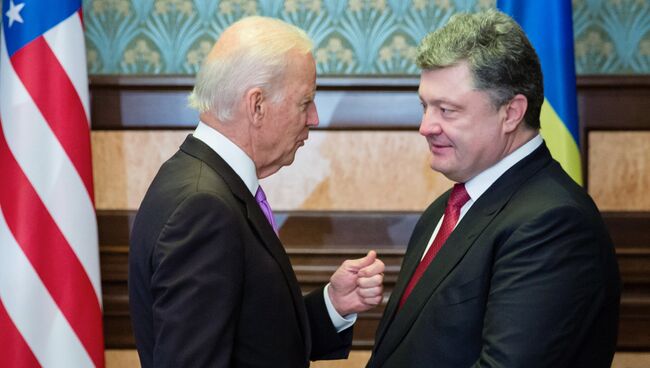 Вице-президент США Джо Байден и президент Украины Петр Порошенко. Архивное фото