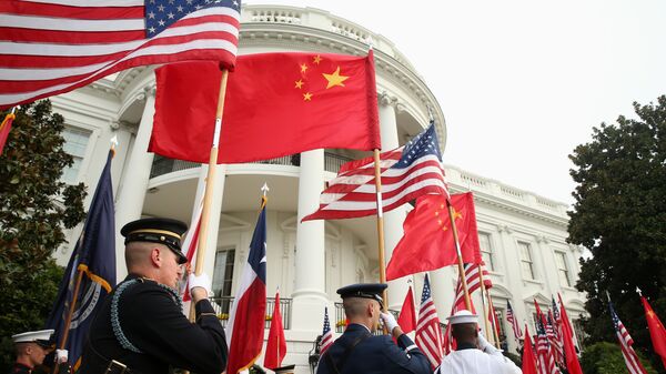 Почетный караул у Белого дома в Вашингтоне с флагами США и Китая
