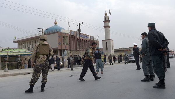 Сотрудники правоохранительных органов Афганистана у мечети в Кабуле после взрыва