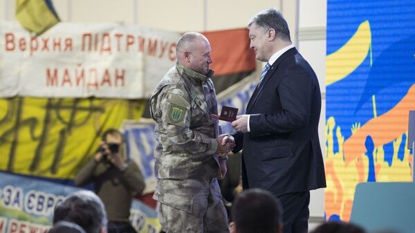 Президент Украины Петр Порошенко награждает орденом Богдана Хмельницкого III степени депутата Верховной рады, бывшего лидера экстремистского движения Правый сектор Дмитрия Яроша Президент Украины Петр Порошенко награждает орденом Богдана Хмельницкого III степени депутата Верховной рады, бывшего лидера экстремистского движения Правый сектор Дмитрия Яроша