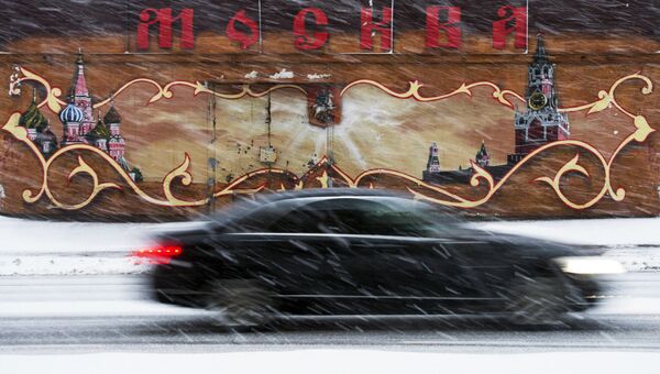 Автомобиль во время снегопада в Москве