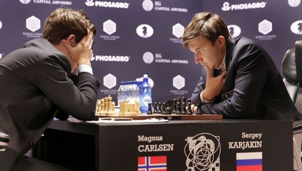 Россиянин Сергей Карякин и представитель Норвегии Магнус Карлсен во время восьмой партии матча за титул чемпиона мира по шахматам в Нью-Йорке, США. 21 ноября 2016
