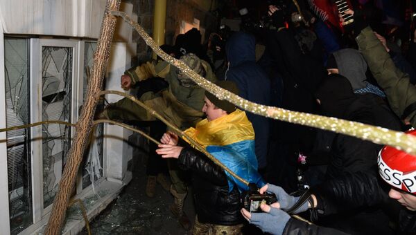 Участники акции, посвященной годовщине начала событий на Майдане, разбивают окна в офисе украинского политического деятеля Виктора Медведчука