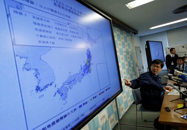 Представитель Японского метеорологического агентства Кодзи Накамура показывает карту землетрясения во время пресс-конференции в Токио, Япония