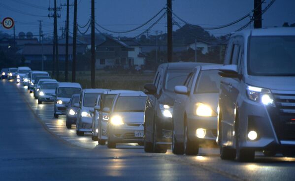 Пробка на дороге после предупреждения о возможном цунами в Иваки, Япония