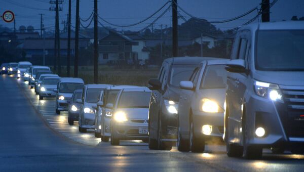 Пробка на дороге после предупреждения о возможном цунами в Иваки, Япония