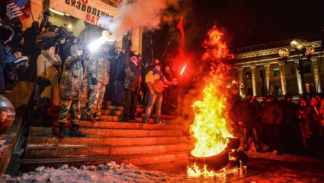 Участники акции, посвященной годовщине начала событий на Майдане, жгут файеры и автомобильные покрышки в Киеве