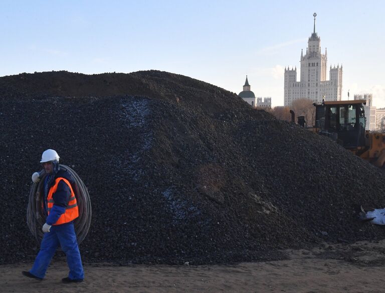 Рабочий на строительстве парка Зарядье в Москве