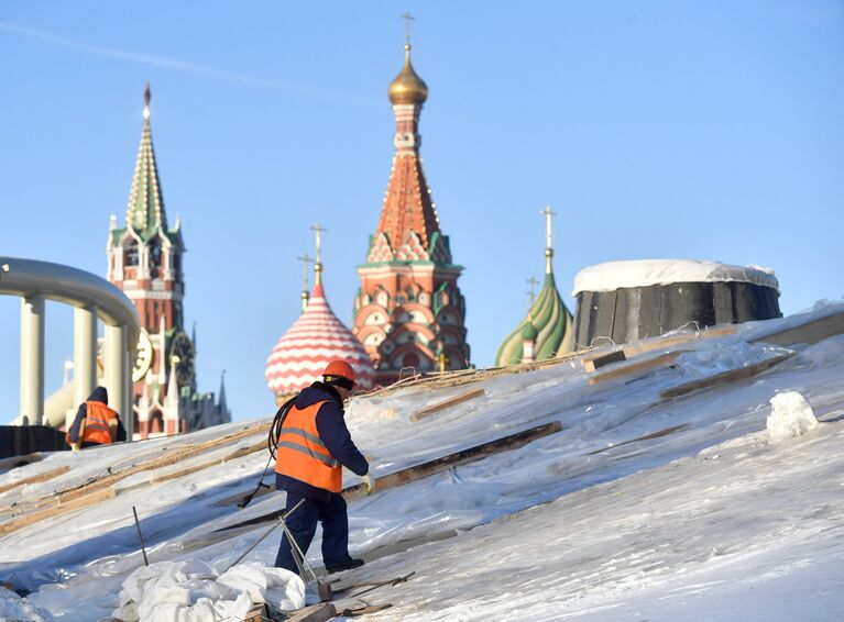 Рабочий на строительстве парка Зарядье в Москве