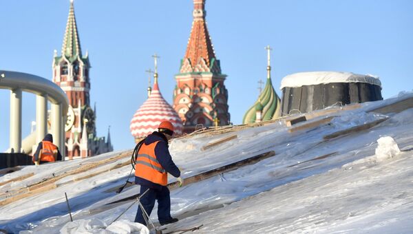Рабочий на строительстве парка Зарядье в Москве