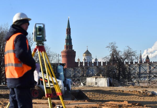 Рабочий на строительстве парка Зарядье в Москве