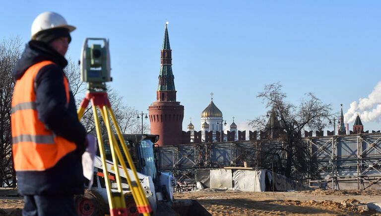 Рабочий на строительстве парка Зарядье в Москве