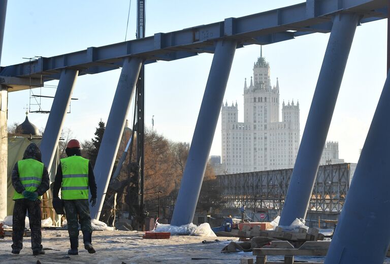 Рабочие на строительстве парка Зарядье в Москве