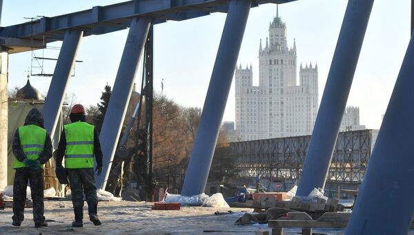 Рабочие на строительстве парка Зарядье в Москве