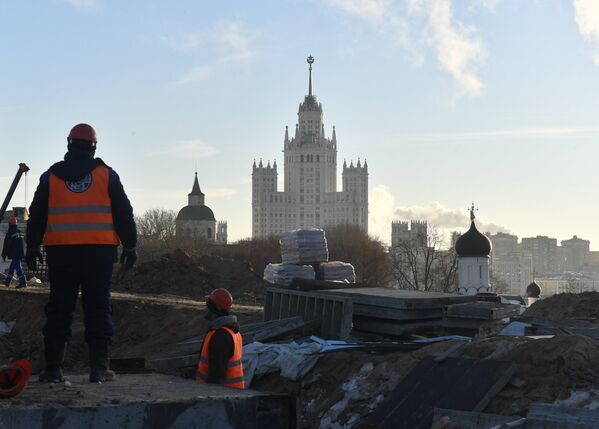Рабочие на строительстве парка Зарядье в Москве