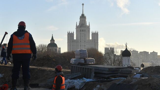 Рабочие на строительстве парка Зарядье в Москве