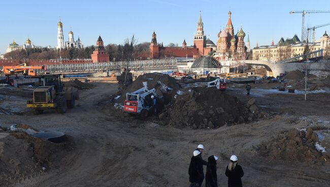 Строительство парка Зарядье в Москве. Архивное фото