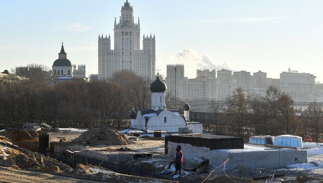 Строительство парка Зарядье в Москве. Архивное фото