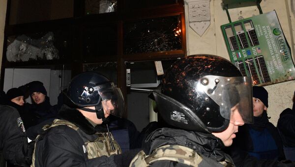 Сотрудники правоохранительных органов у офиса Сбербанка в Киеве, разгромленного участниками акции, посвященной годовщине начала событий на Майдане. 21 ноября 2016
