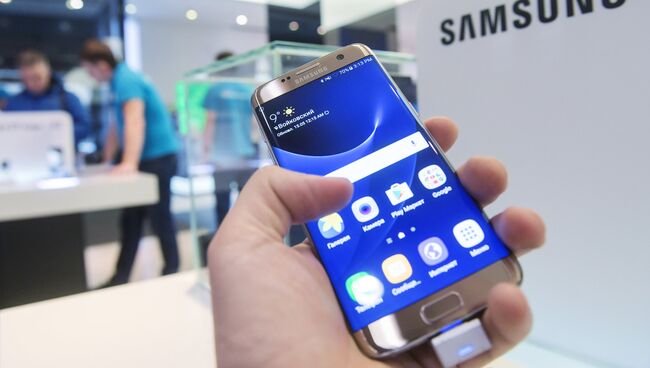 Смартфон Samsung. Архивное фото