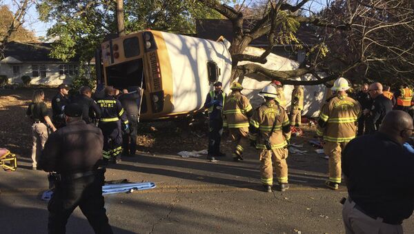 Место аварии школьного автобуса в американском городе Чаттануга