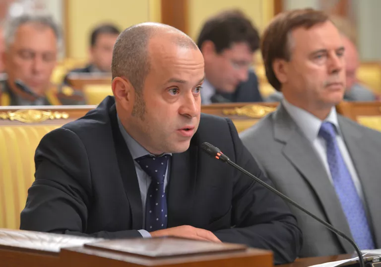 Директор по проектам ИТ кластера фонда Сколково Альберт Ефимов выступает на совещании премьер-министра РФ с членами правительства РФ. 2013 год Директор по проектам ИТ кластера фонда Сколково Альберт Ефимов выступает на совещании премьер-министра РФ с членами правительства РФ. 2013 год