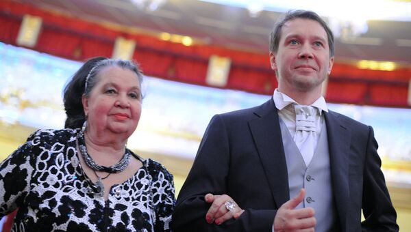 Актер Евгений Миронов с матерью во время торжественной церемонии вручения Национальной театральной премии Золотая Маска