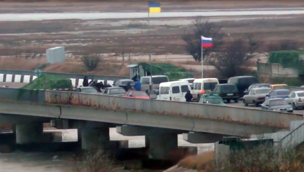 Стоп-кадр с видео задержания российских военных сотрудниками СБУ в Крыму