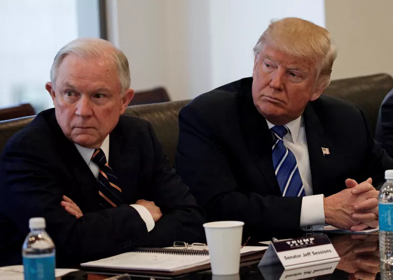 Дональд Трамп и Джефф Сешнс в Башне Трампа на Манхэттене Дональд Трамп и Джефф Сешнс в Башне Трампа на Манхэттене