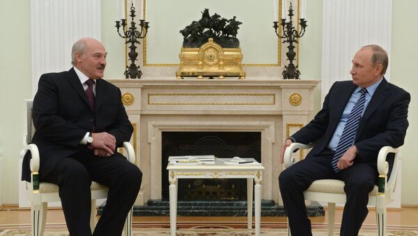 Президент РФ Владимир Путин и президент Белоруссии Александр Лукашенко во время встречи в Москве. Архивное фото