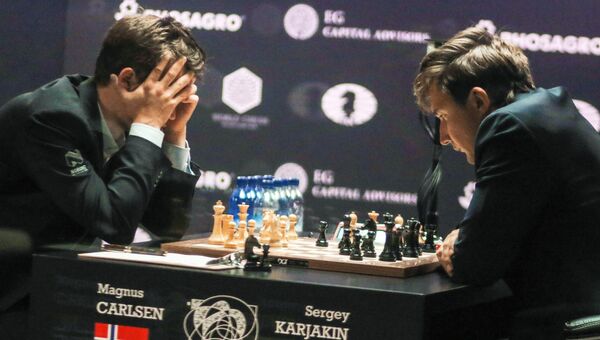 Гроссмейстер Сергей Карякин и гроссмейстер Магнус Карлсен в партии матча за звание чемпиона мира 2016 в Нью-Йорке