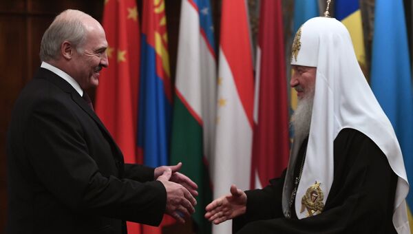 Президент Белоруссии Александр Лукашенко поздравляет патриарха Московского и всея Руси Кирилла. Архивное фото